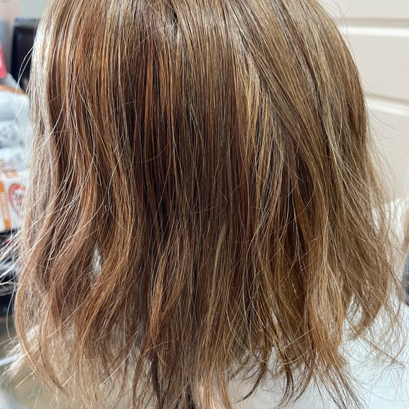 Chic Lifestyle Wig ROYAL in color Peanut Butter. Sample used on a live - Picture 3 of 8